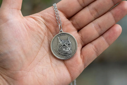 Custom Pet Necklace vs. Pet Portrait Frame: Which Keepsake Is Right for You?