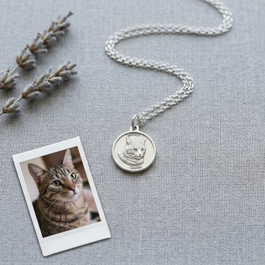 Silver engraved cat portrait necklace 0.8 inch with polaroid pet photo reference — Furfond